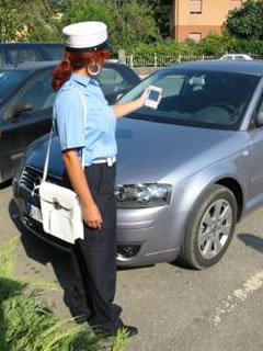 ボローニャ市警察の業務の一環として駐車違反の取り締まりにあたる違法駐車監視員