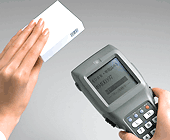 高速オートスキャン（一括読み取り）で、接触でも非接触でも瞬時にバーコードを読み取ります。